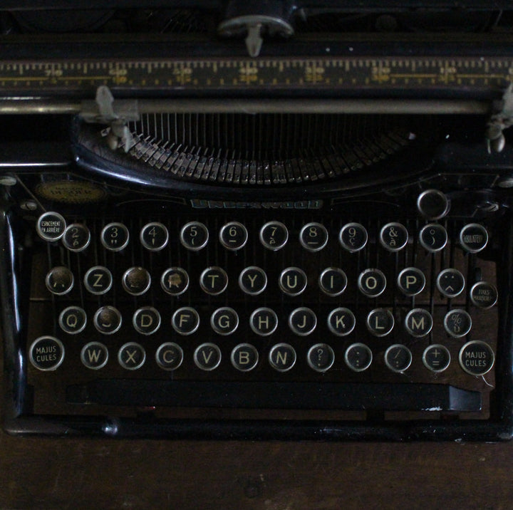 アンティーク タイプライター UNDERWOOD アメリカ － フランス語表記（AZERTY配列）キーボードのアップ