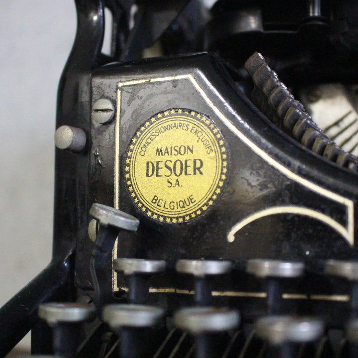 アンティーク タイプライター UNDERWOOD アメリカ － 正面のディーラーバッジ「MAISON DESOER」のアップ