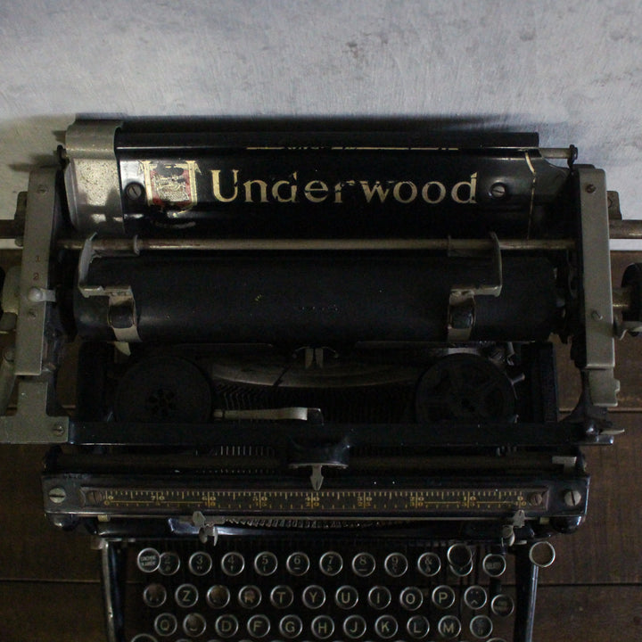 アンティーク タイプライター UNDERWOOD アメリカ － 背面から見たキャリッジと「Underwood」ロゴ