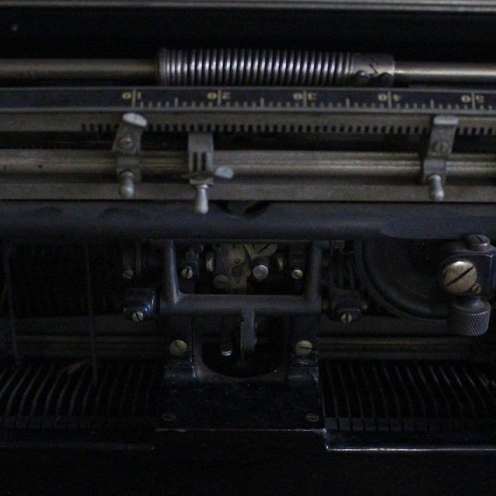 アンティーク タイプライター UNDERWOOD アメリカ － キャリッジ内部の機構部分のアップ