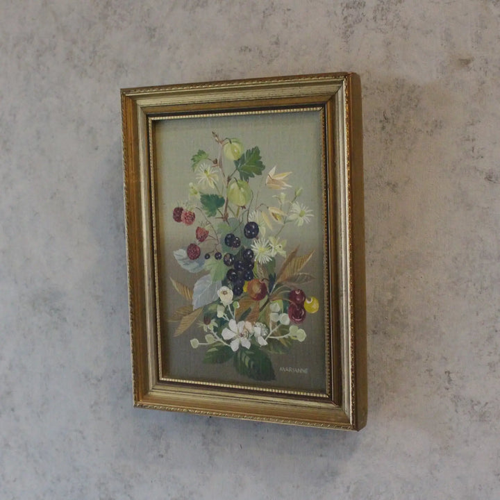 ヴィンテージ油彩画 木の実と花の静物 イギリス 1960年代頃 斜めから見た額全体