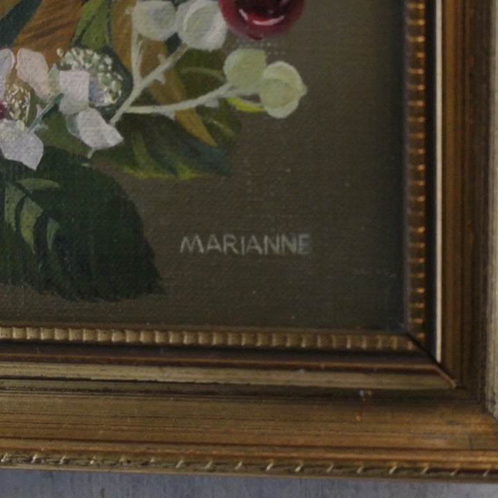 ヴィンテージ油彩画 木の実と花の静物 イギリス 1960年代頃 画面下部とMARIANNEのサインのクローズアップ