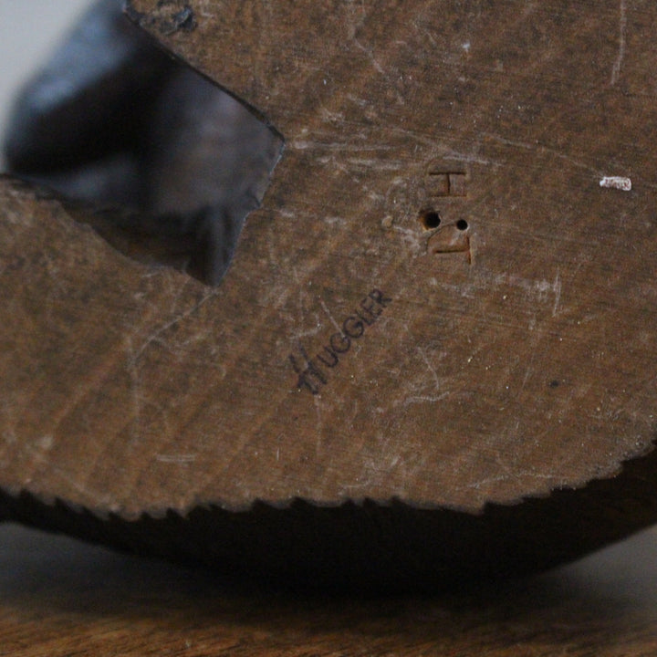 木彫りの熊 スイス 1900年代初期 底裏に残る作り手のサインと刻印