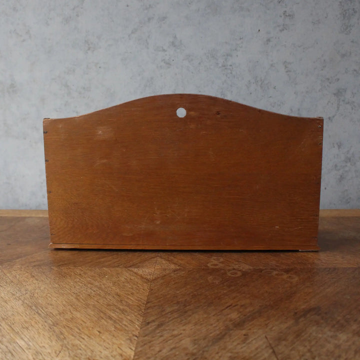 木製レターラック フランス 1960年代頃 - 背面のアーチ状背板とひっかけ穴