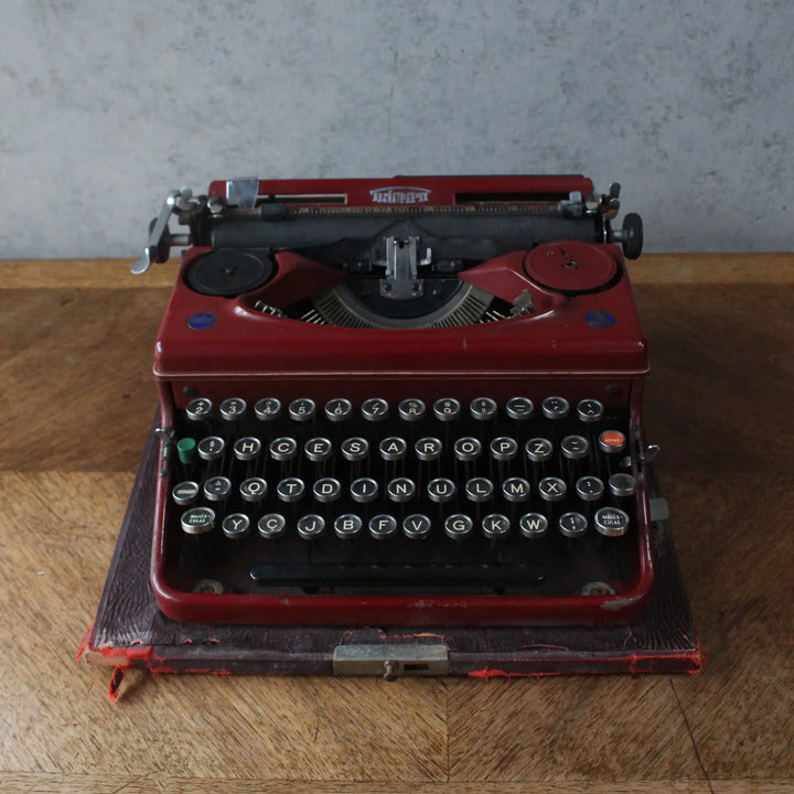 アンティークタイプライター TRIUMPH - 正面から見た本体とキーボード全体