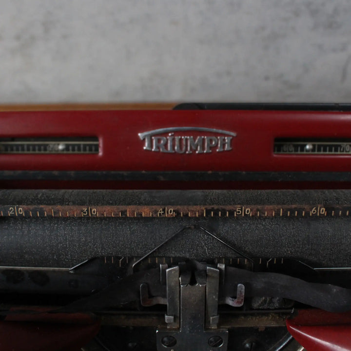 アンティークタイプライター TRIUMPH - 前面プレートのTRIUMPHロゴ拡大