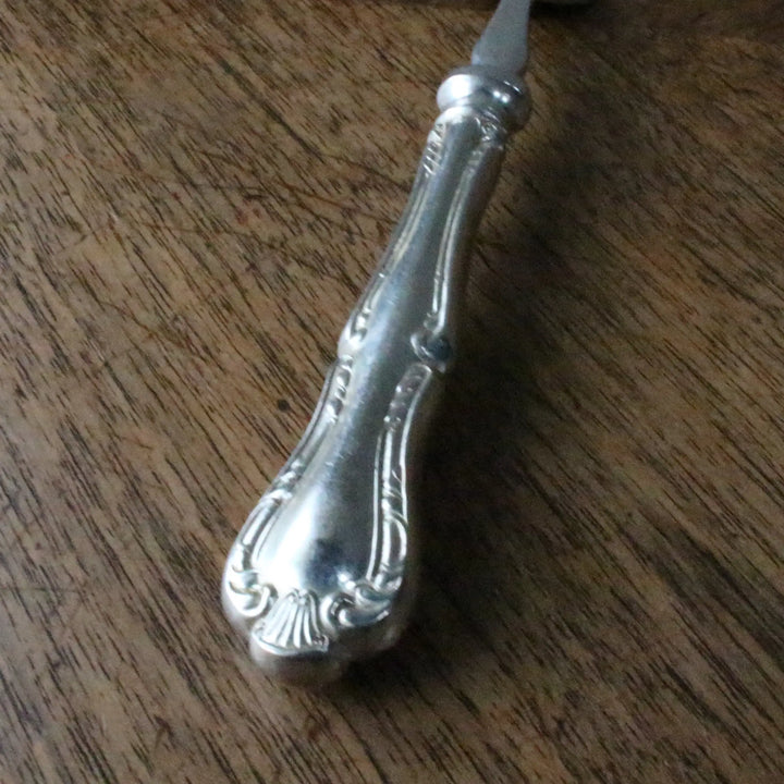 Mappin & Webb デザートカトラリー イギリス 1900年代初期頃 - ハンドル装飾のクローズアップ
