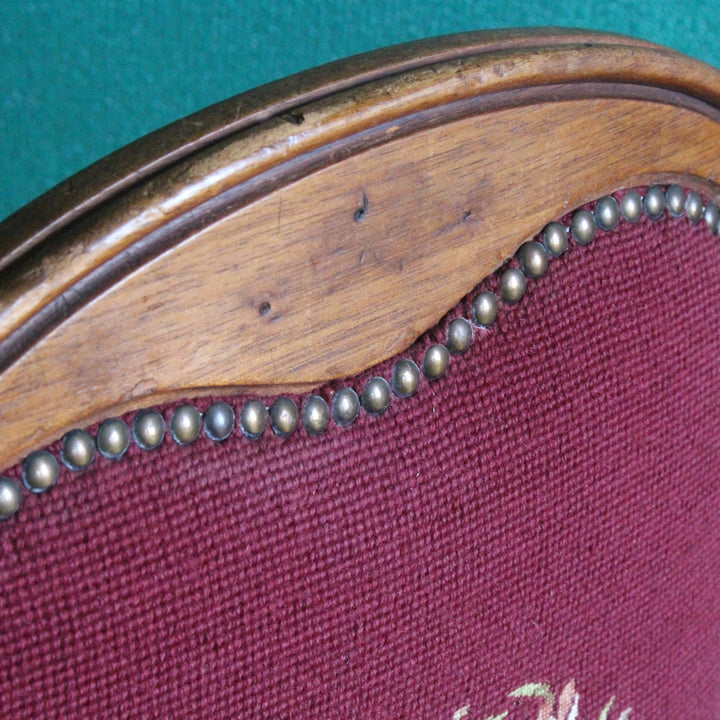 アンティークチェア プチポワン刺繍 フランス 1900年代初期 背もたれ上部の木枠に見られる経年のシミ