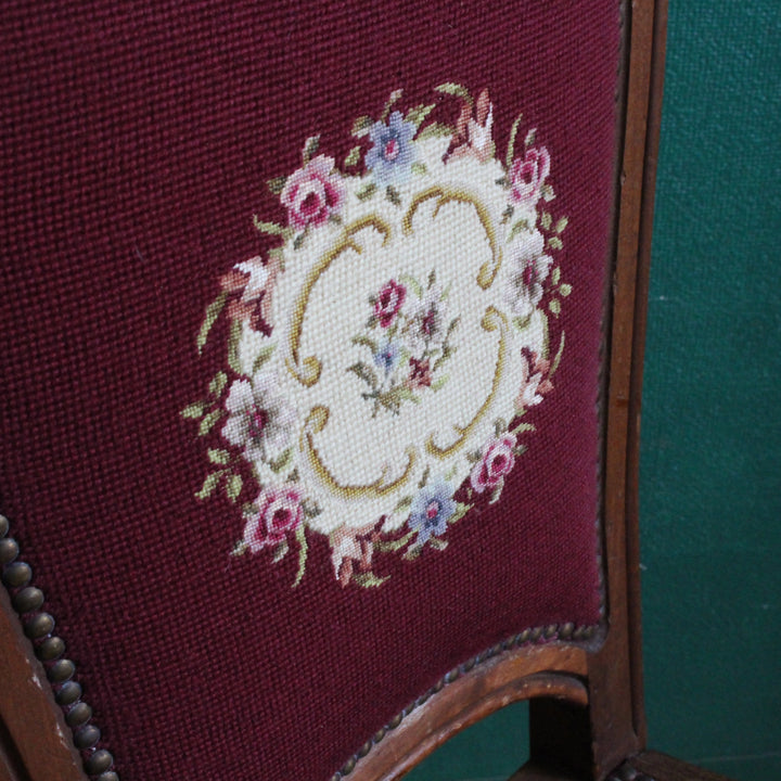 アンティークチェア プチポワン刺繍 フランス 1900年代初期 背もたれ中央のプチポワン刺繍メダイヨン
