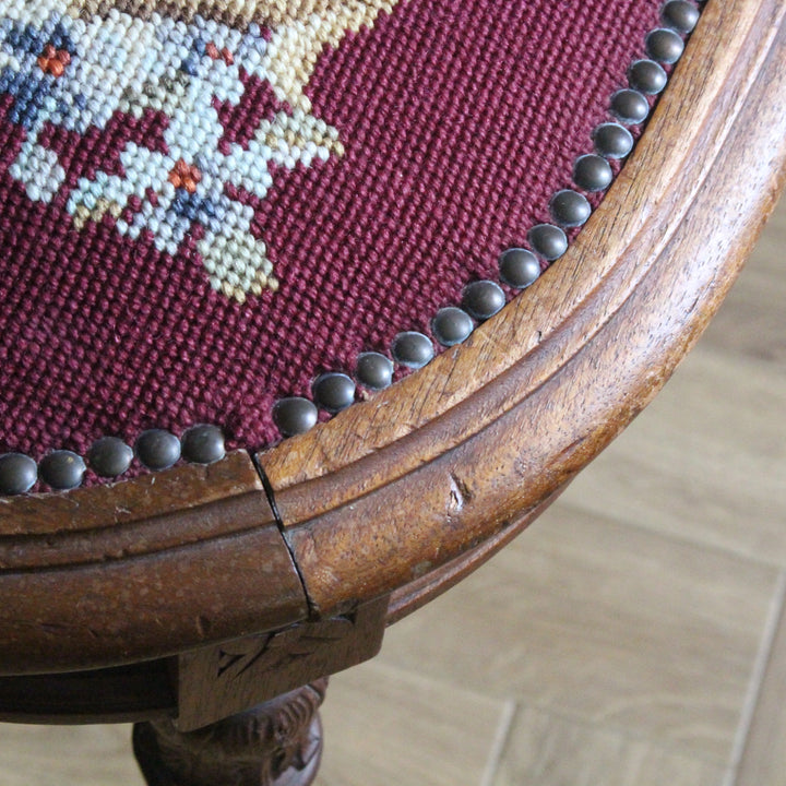 アンティークチェア プチポワン刺繍 フランス 1900年代初期 座面ふちの飾り鋲と木枠の継ぎ目