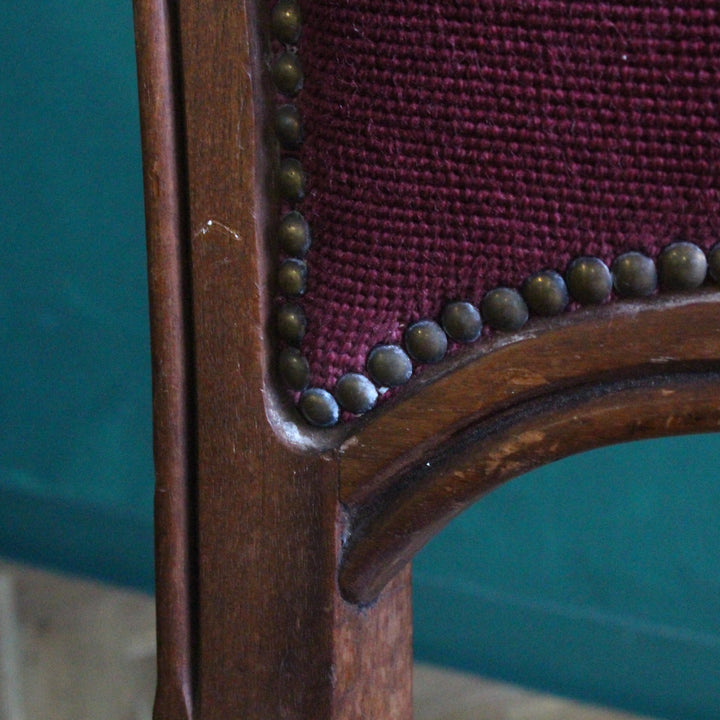 アンティークチェア プチポワン刺繍 フランス 1900年代初期 背もたれ下部の飾り鋲と木部の擦れ
