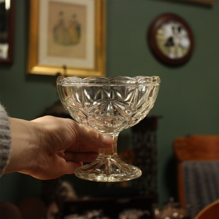 アンティーク 脚付きガラスボウル イギリス 1900年代初期 手に持ってサイズ感を見た様子