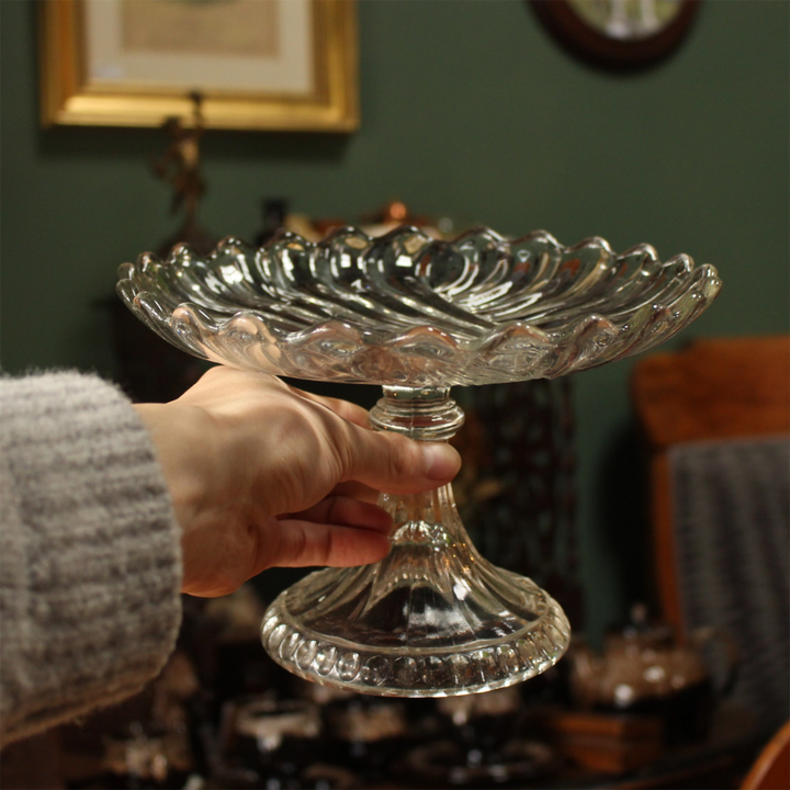アンティーク ガラスコンポート イギリス 1900年代初期 手に持ってサイズ感を見た様子
