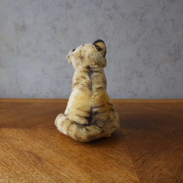 ヴィンテージ シュタイフ 猫のぬいぐるみ ドイツ 背面から見た縞模様の姿