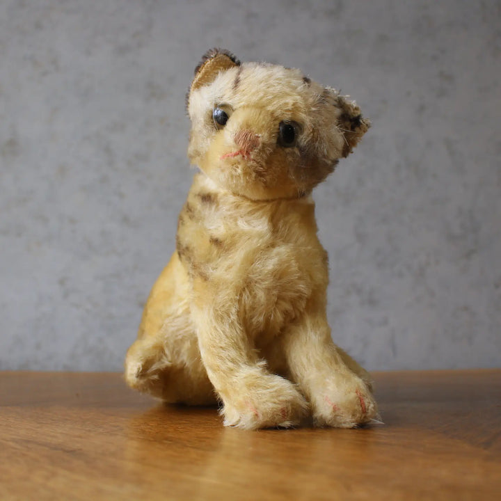 ヴィンテージ シュタイフ 猫のぬいぐるみ ドイツ お座りした猫を正面から見た全体