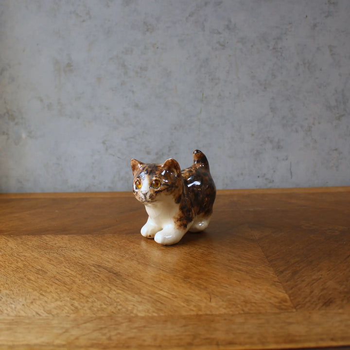 ウィンスタンレイ 子猫のフィギュリン イギリス 1980-1990年代頃 斜め前から見た全身