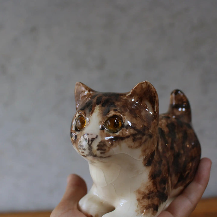 ウィンスタンレイ 子猫のフィギュリン イギリス 1980-1990年代頃 手にのせて斜めから見た姿