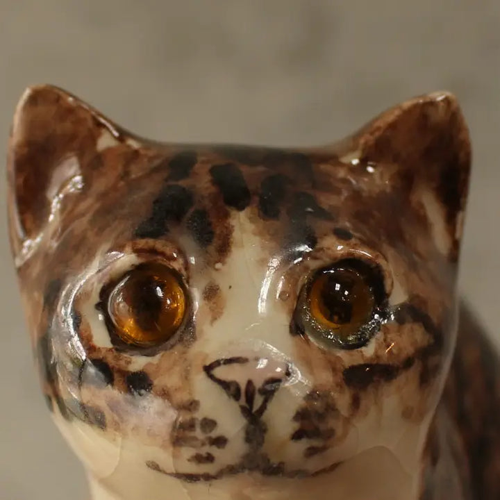 ウィンスタンレイ 子猫のフィギュリン イギリス 1980-1990年代頃 琥珀色のガラスの瞳のアップ