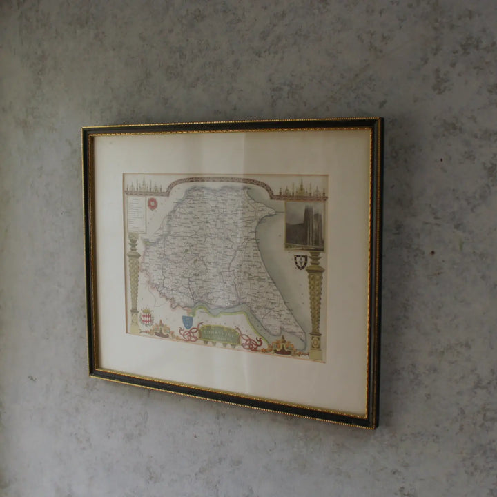 アンティーク 地図の額絵 ヨークシャー イギリス 斜めから見た額装全体