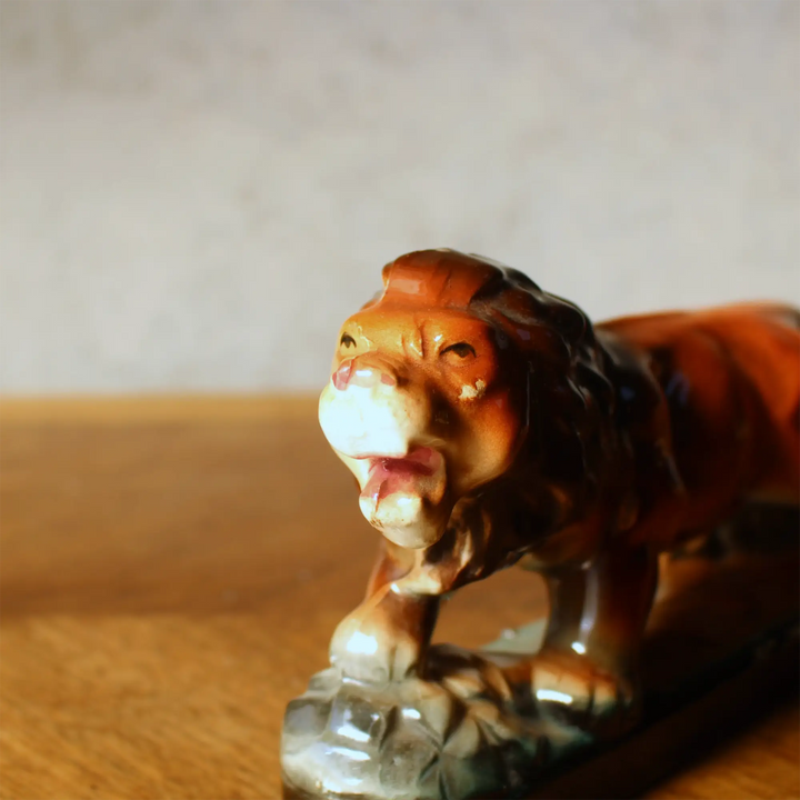 アンティーク ライオン 獅子の陶器置物 イギリス 1900年代初期 顔と口元のアップ