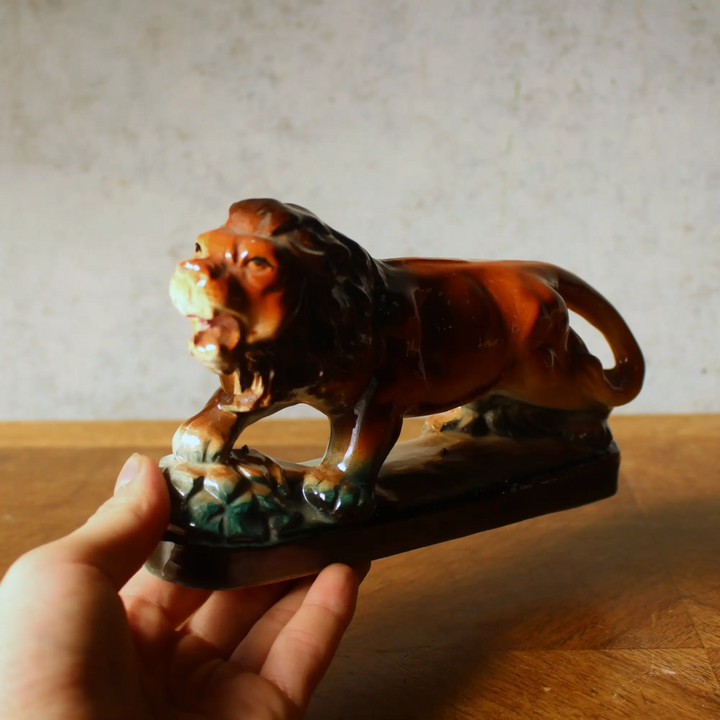 アンティーク ライオン 獅子の陶器置物 イギリス 1900年代初期 手に持ったサイズ感