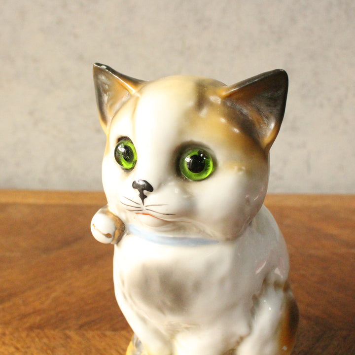ヴィンテージ 猫の置物 グラスアイ イギリス 1960年代頃 顔のクローズアップ。ガラスの瞳の輝き