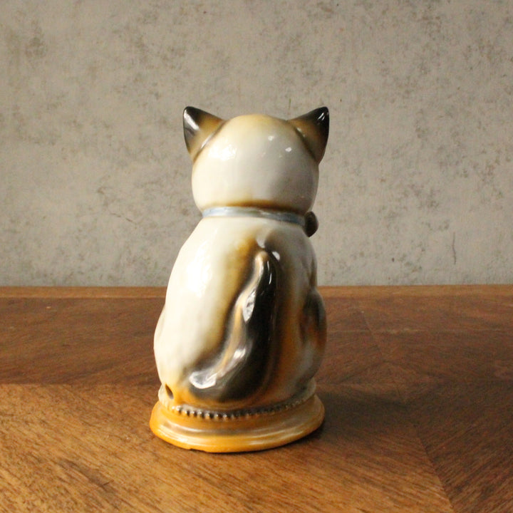 ヴィンテージ 猫の置物 グラスアイ イギリス 1960年代頃 背面。丸まった尻尾と背の縞模様