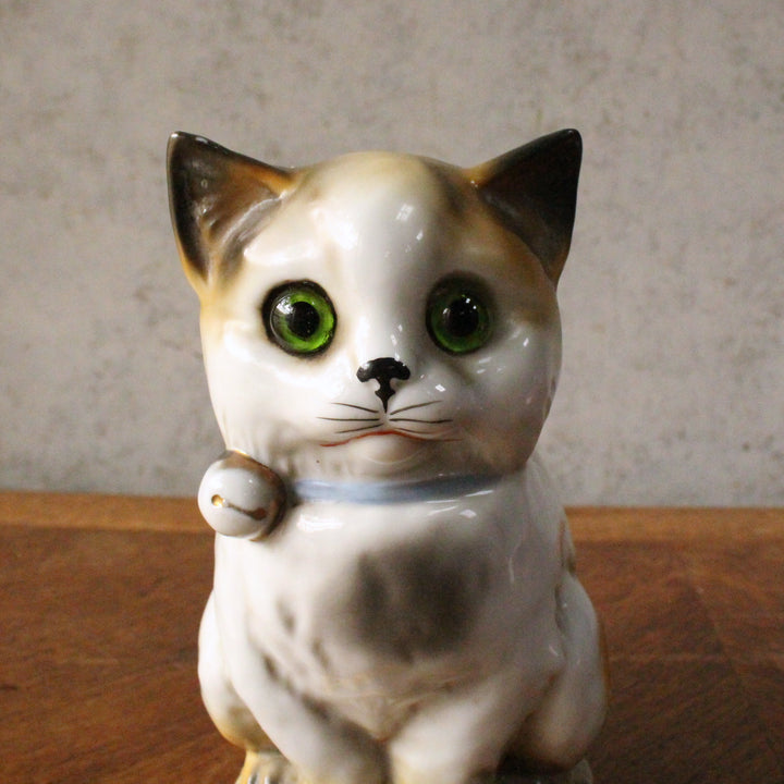 ヴィンテージ 猫の置物 グラスアイ イギリス 1960年代頃 顔まわりのクローズアップ。緑のグラスアイと鈴