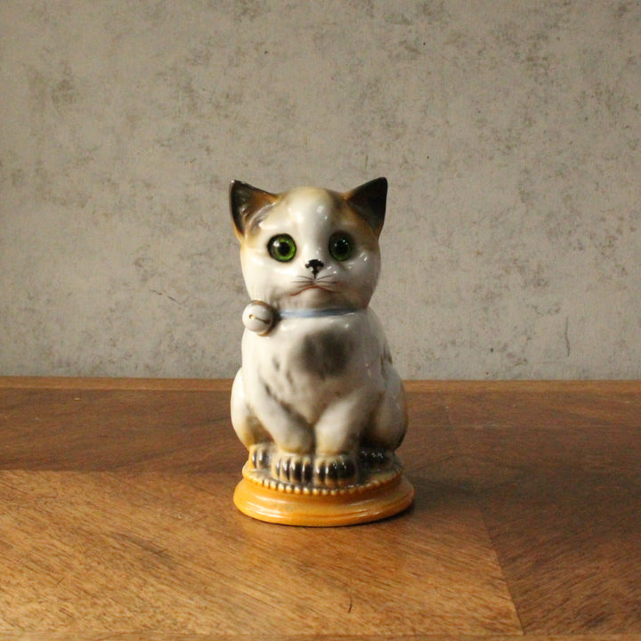 ヴィンテージ 猫の置物 グラスアイ イギリス 1960年代頃 正面から見た全体。緑のグラスアイと鈴付きの首輪