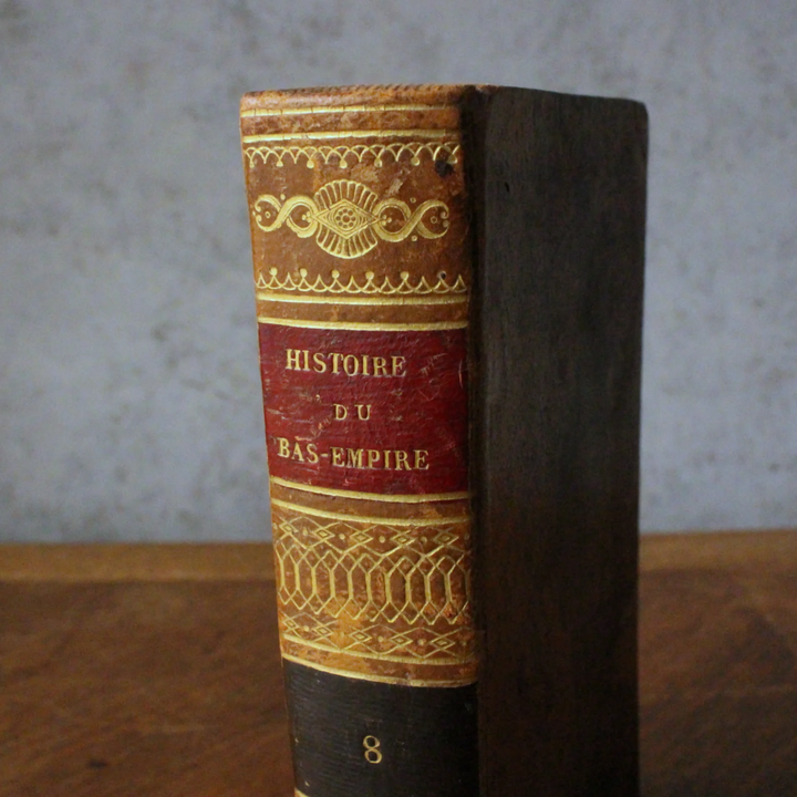 アンティーク レザーブック フランス 1787年 背のタイトル Histoire du Bas-Empire と赤いラベル