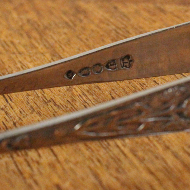 アンティーク シルバープレート シュガートング イギリス 1900年代初期 刻印（マーク）のクローズアップ