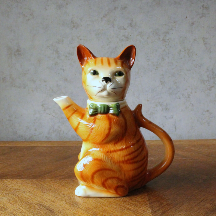 ヴィンテージ 猫のティーポット イギリス 1982年 正面（緑のリボンの茶トラ猫）