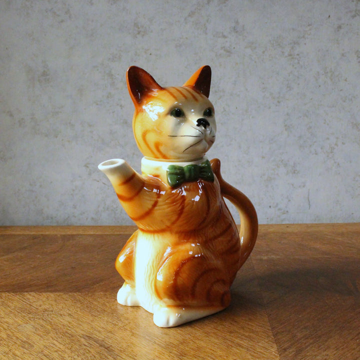 ヴィンテージ 猫のティーポット イギリス 1982年 斜め前から（前脚の注ぎ口）