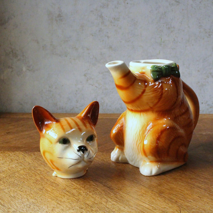 ヴィンテージ 猫のティーポット イギリス 1982年 背面から見た尻尾の持ち手
