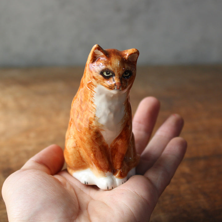 猫 フィギュリン 上からの角度