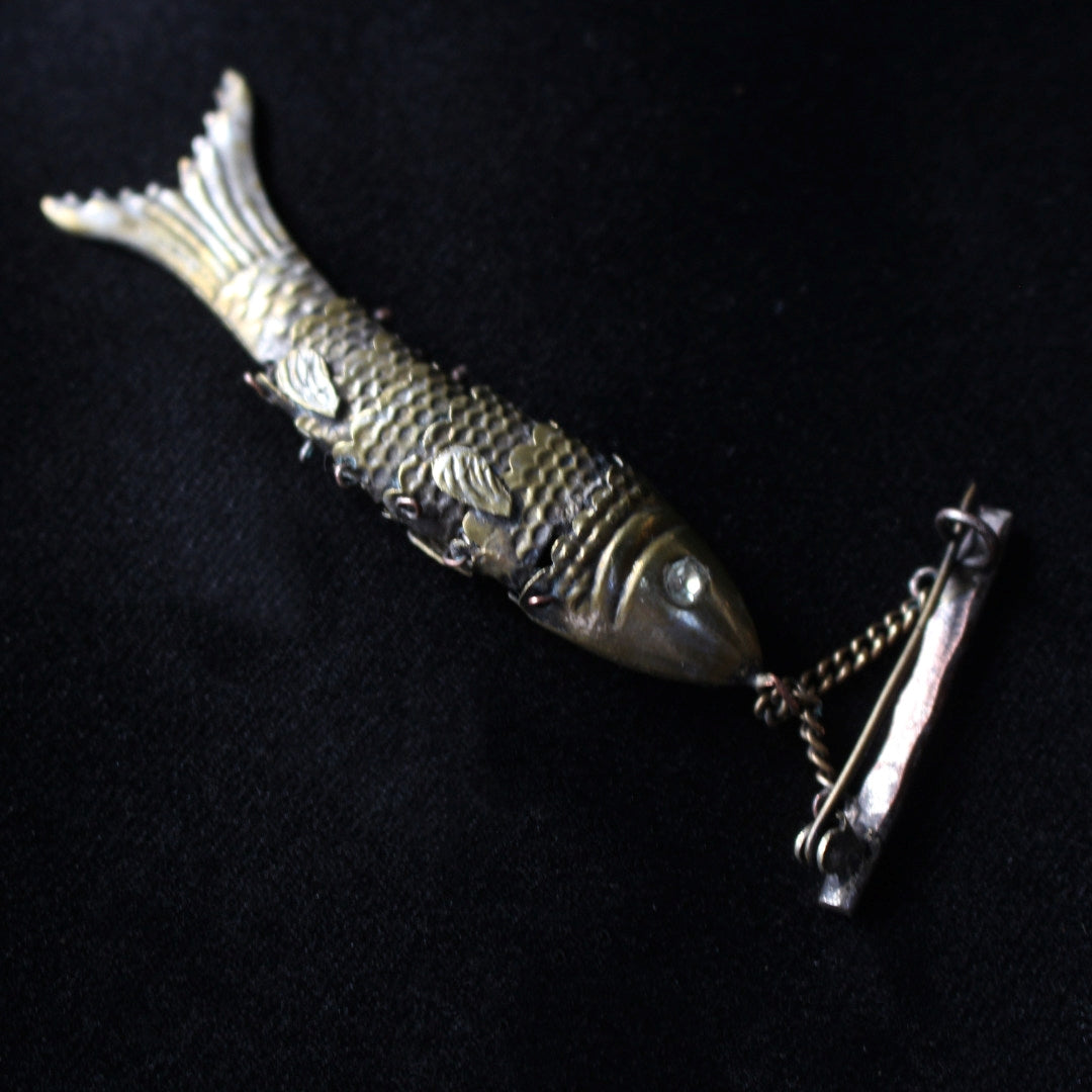 アンティーク シルバー 可動式 魚モチーフ ブローチ2