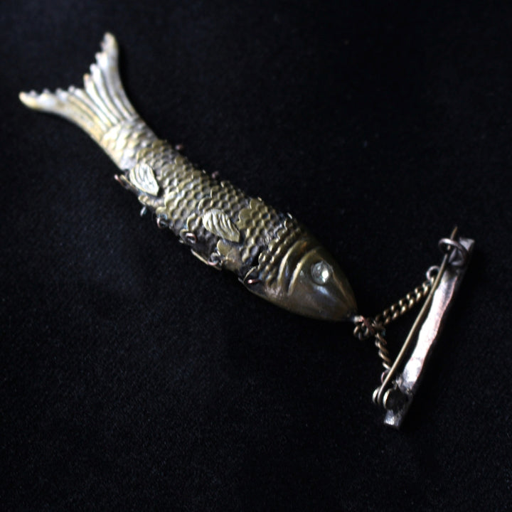 アンティーク シルバー 可動式 魚モチーフ ブローチ2