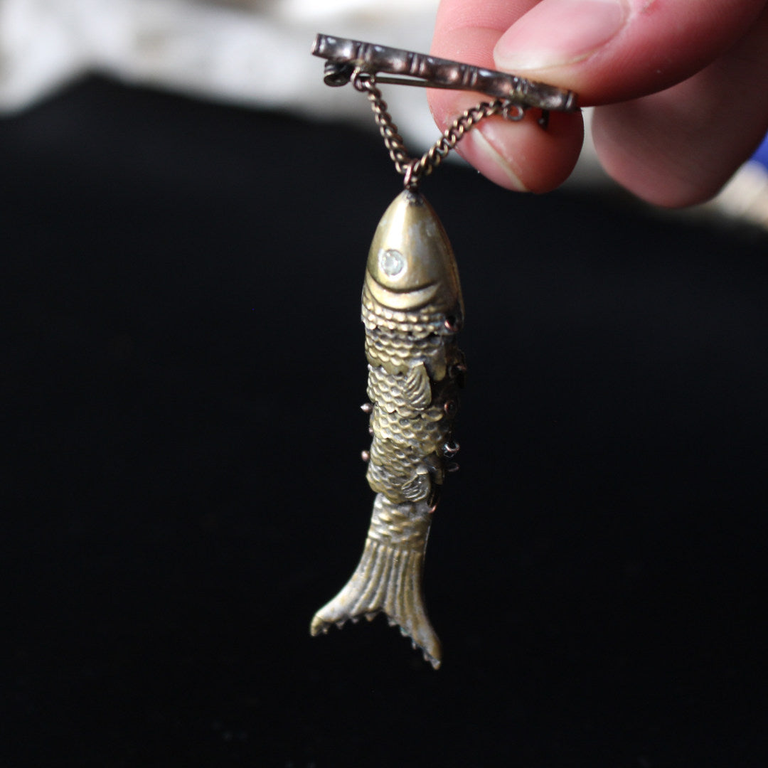 アンティーク シルバー 可動式 魚モチーフ ブローチ1