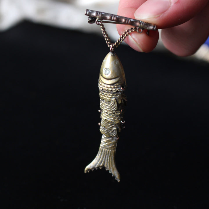 アンティーク シルバー 可動式 魚モチーフ ブローチ1