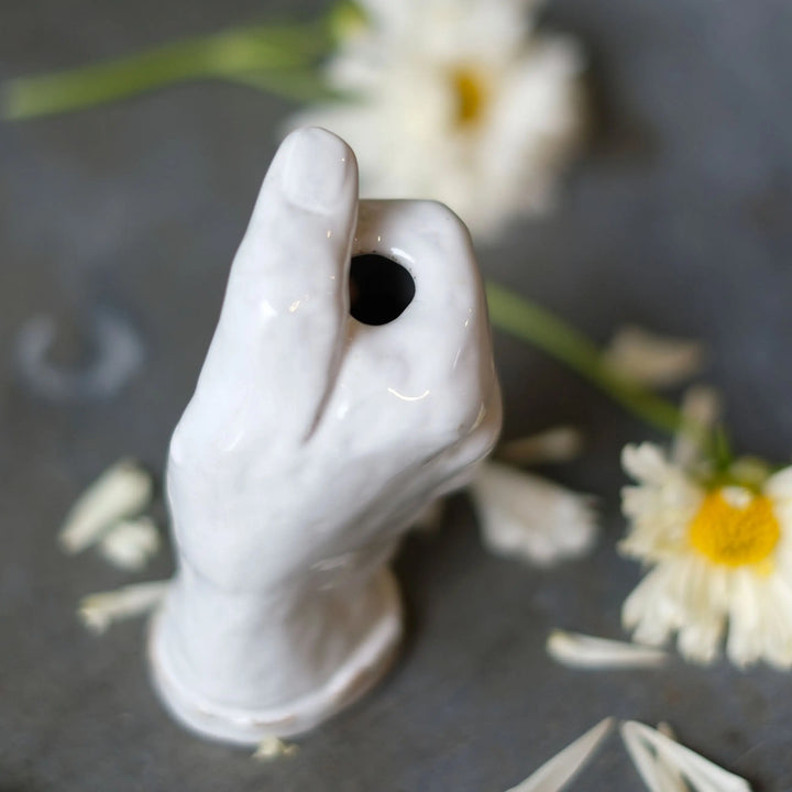 白い手の形をした花瓶の口を、上から見た写真。