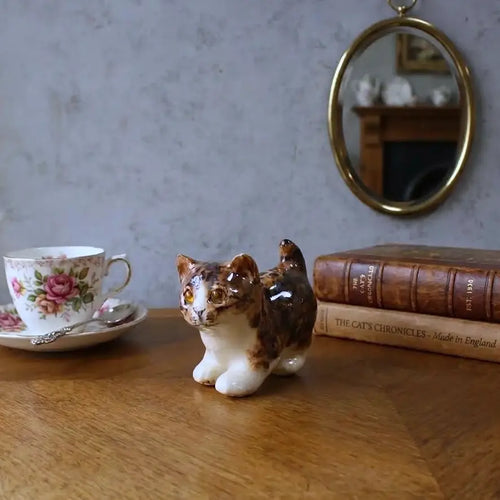ウィンスタンレイ 子猫のフィギュリン イギリス 1980-1990年代頃 ティーカップや本と並べて飾ったイメージ