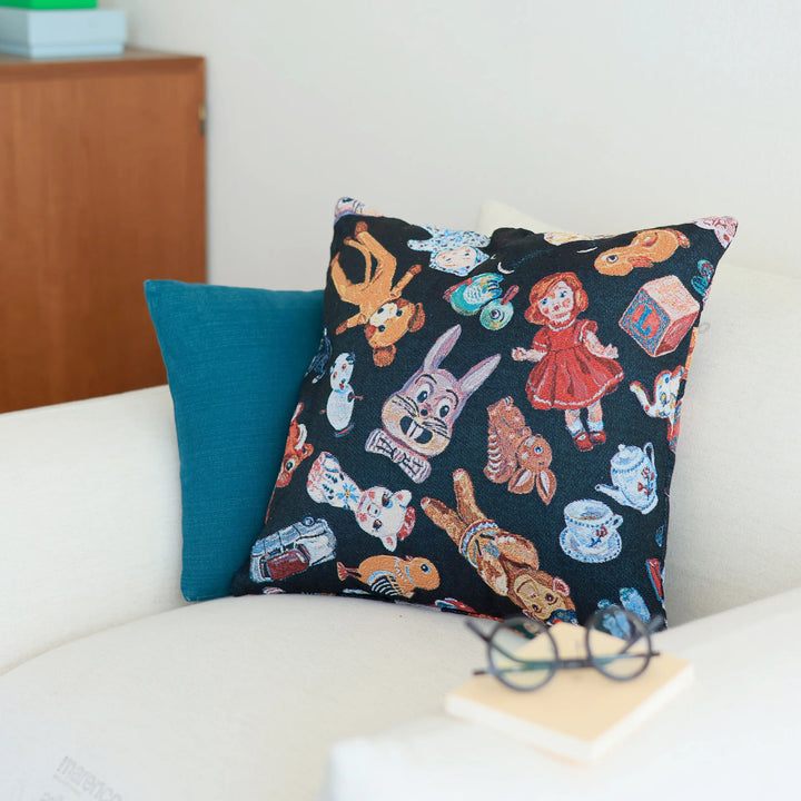 Nathalie Lete(ナタリーレテ) クッションカバー トイ 45×45cm ブラック 厚手の​ゴブラン織り　が、ソファの上に載っている