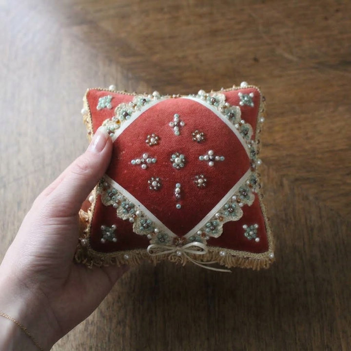 ヴィンテージ ピンクッション ビーズ刺繍 ベルベット フランス 手に持った正面で大きさがわかる様子