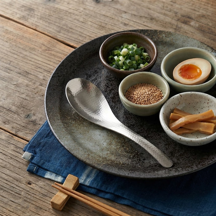 燕三条 れんげスプーン 中華レンゲ なごみ槌目 日本製 日本 現行品 和風プレートにれんげと薬味の小鉢を並べた盛り付けイメージ