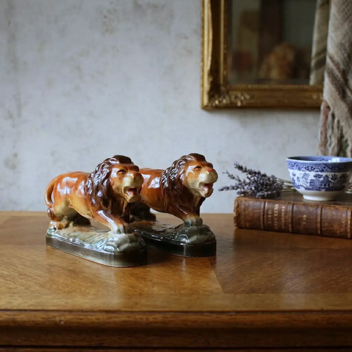 アンティーク ライオン 獅子の陶器置物 イギリス 1900年代初期 ペア2体を飾った全体の雰囲気