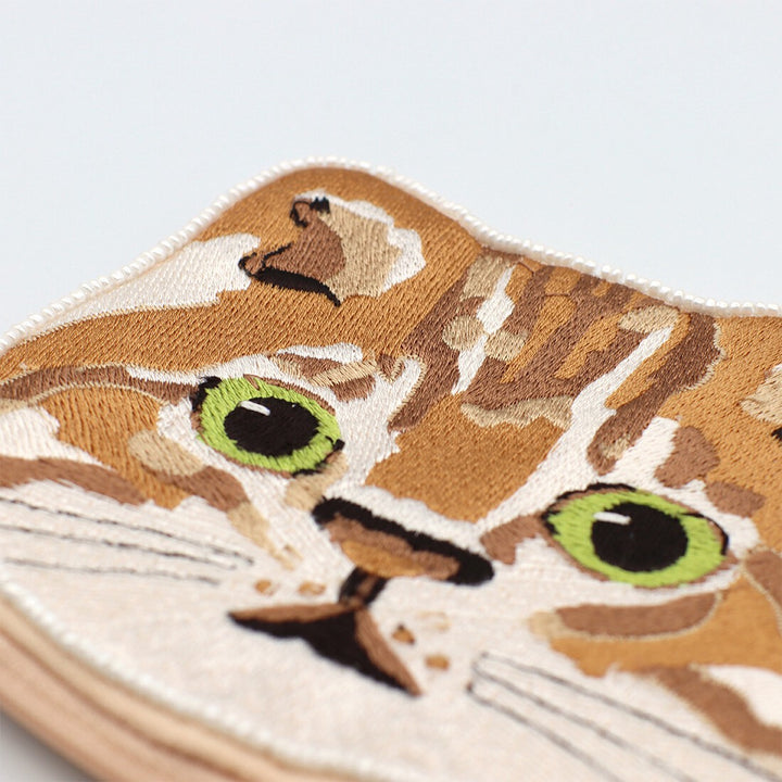 猫ビーズポーチ トラ 刺繍のアップ