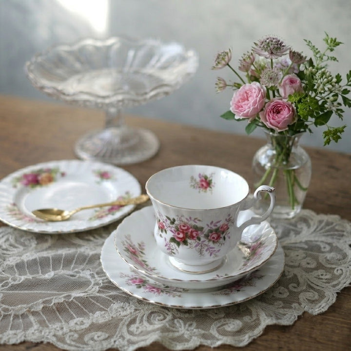 ヴィンテージティーカップトリオ Royal Albert モスローズ 全体像