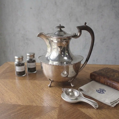 シルバープレート ティーポット イギリス 紅茶道具を添えた全体の設え