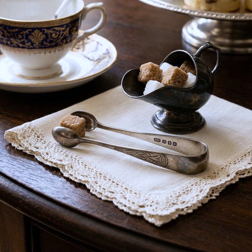 アンティーク シルバープレート シュガートング イギリス 1900年代初期 角砂糖をつまんだ使用イメージ。ティーカップとともに