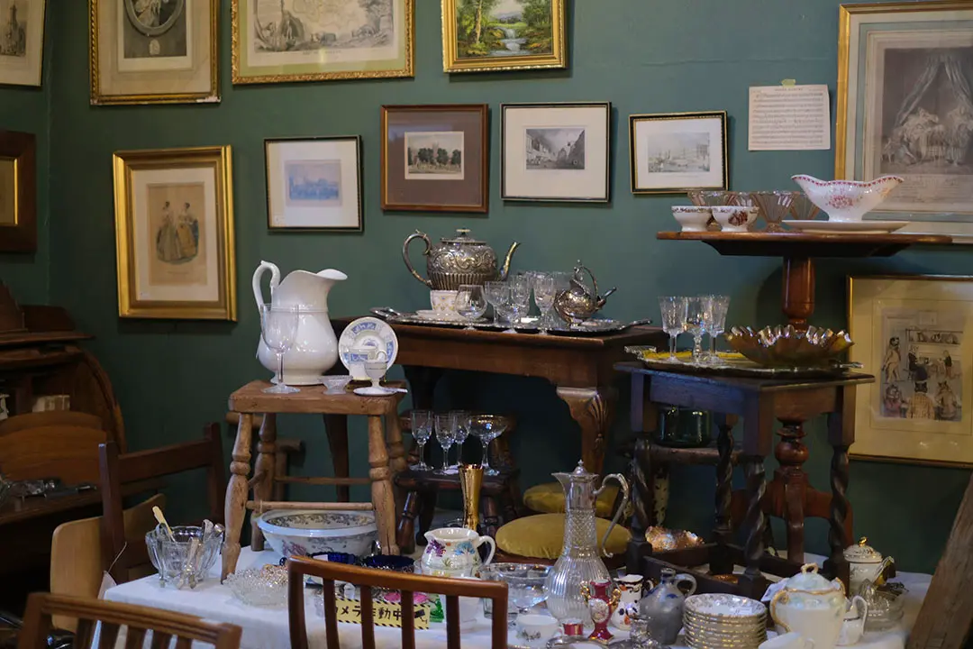 アンティークショップ